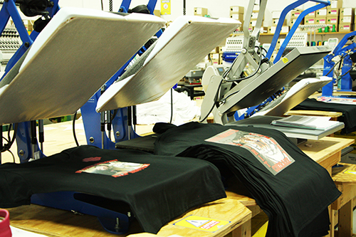 Custom t-shirts on digital print machines. Print from a minimum to 1 t-shirt with your custom logo.
