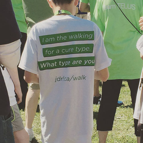 JDRF participant showing the back custom design of the screen-printed t-shirt for the walk to cure diabetes.